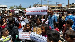 طلاب فلسطينيون يشاركون في وقفة بمدرسة تحولت إلى مركز لإيواء النازحين في رفح جنوب قطاع غزة يطالبون فيها بالعودة إلى التعليم ويشكرون طلاب الجامعات الأميركية على دفاعهم عن حقوق الشعب الفلسطيني (28 أبريل نيسان 2024).