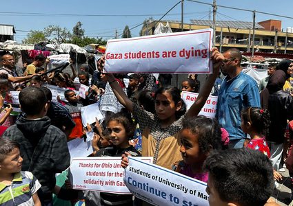 طلاب فلسطينيون يشاركون في وقفة بمدرسة تحولت إلى مركز لإيواء النازحين في رفح جنوب قطاع غزة يطالبون فيها بالعودة إلى التعليم ويشكرون طلاب الجامعات الأميركية على دفاعهم عن حقوق الشعب الفلسطيني (28 أبريل نيسان 2024).