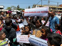 طلاب فلسطينيون يشاركون في وقفة بمدرسة تحولت إلى مركز لإيواء النازحين في رفح جنوب قطاع غزة يطالبون فيها بالعودة إلى التعليم ويشكرون طلاب الجامعات الأميركية على دفاعهم عن حقوق الشعب الفلسطيني (28 أبريل نيسان 2024).