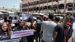 طلاب فلسطينيون يشاركون في وقفة بمدرسة تحولت إلى مركز لإيواء النازحين في رفح جنوب قطاع غزة يطالبون فيها بالعودة إلى التعليم ويشكرون طلاب الجامعات الأميركية على دفاعهم عن حقوق الشعب الفلسطيني (28 أبريل نيسان 2024).