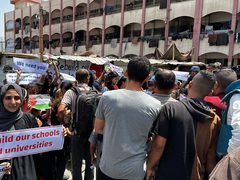 طلاب فلسطينيون يشاركون في وقفة بمدرسة تحولت إلى مركز لإيواء النازحين في رفح جنوب قطاع غزة يطالبون فيها بالعودة إلى التعليم ويشكرون طلاب الجامعات الأميركية على دفاعهم عن حقوق الشعب الفلسطيني (28 أبريل نيسان 2024).