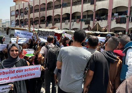 طلاب فلسطينيون يشاركون في وقفة بمدرسة تحولت إلى مركز لإيواء النازحين في رفح جنوب قطاع غزة يطالبون فيها بالعودة إلى التعليم ويشكرون طلاب الجامعات الأميركية على دفاعهم عن حقوق الشعب الفلسطيني (28 أبريل نيسان 2024).