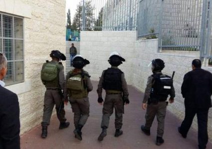 الاحتلال يقتحم مدرسة في الخليل القديمة ويعتقل موظفا