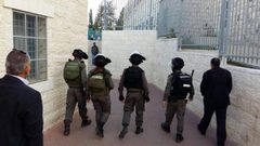 الاحتلال يقتحم مدرسة في الخليل القديمة ويعتقل موظفا