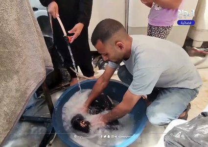 من مشاريع النازحين .. مغسلة في خيمة الصمود مشروع يطعم العشرات