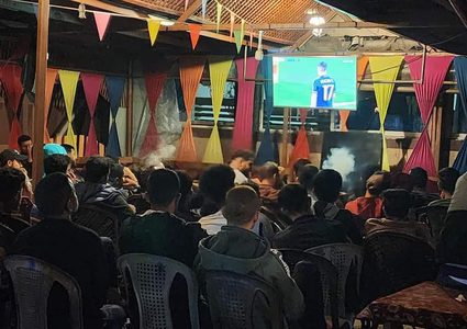 في دير البلح: مواطنون يتابعون مباراة ريال مدريد وبايرن ميونخ