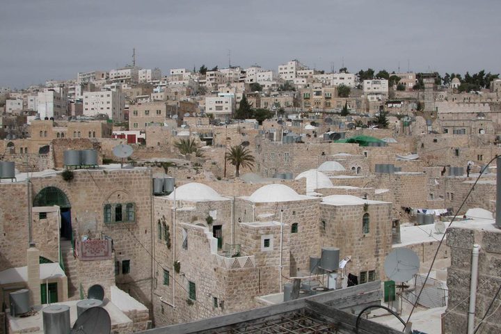 الاحتلال يحاصر 8 عائلات في البلدة القديمة من الخليل
