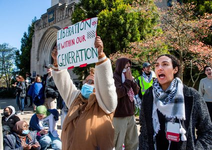 فايننشال تايمز: احتجاجات الجامعات أصبحت عبئاً سياسياً على جو بايدن والديمقراطيين
