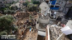 مواطنون يتفقدون الدمار الذي خلفه قصف الاحتلال على وسط مخيم البريج وسط القطاع