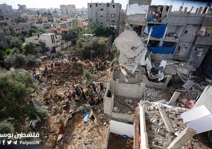 مواطنون يتفقدون الدمار الذي خلفه قصف الاحتلال على وسط مخيم البريج وسط القطاع