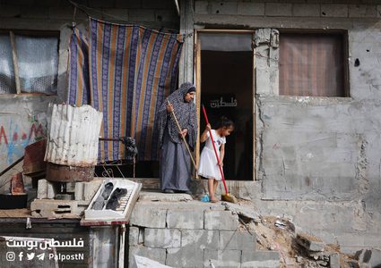 مواطنون يتفقدون الدمار الذي خلفه قصف الاحتلال على وسط مخيم البريج وسط القطاع