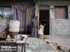 مواطنون يتفقدون الدمار الذي خلفه قصف الاحتلال على وسط مخيم البريج وسط القطاع