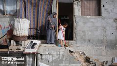 مواطنون يتفقدون الدمار الذي خلفه قصف الاحتلال على وسط مخيم البريج وسط القطاع