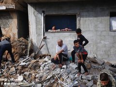 مواطنون يتفقدون الدمار الذي خلفه قصف الاحتلال على وسط مخيم البريج وسط القطاع