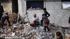 مواطنون يتفقدون الدمار الذي خلفه قصف الاحتلال على وسط مخيم البريج وسط القطاع