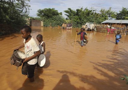 كينيا وتنزانيا في حال تأهب مع اقتراب اعصار وسط فيضانات مدمرة