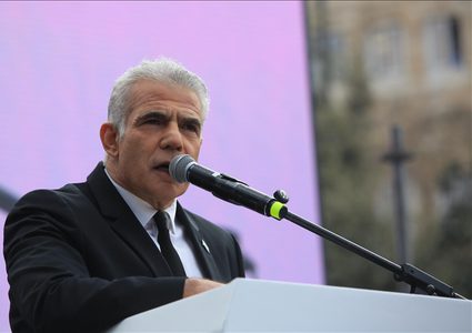 لابيد يطالب نتنياهو بإرسال الوفد الإسرائيلي المفاوض إلى القاهرة الليلة