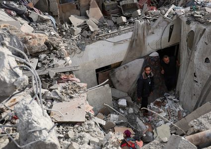 ثلاثة شهداء بينهم طفلان في قصف الاحتلال منزلا شرقي رفح