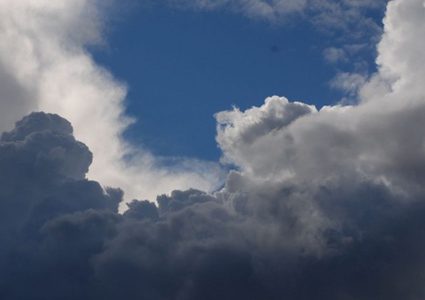 الطقس: أجواء غائمة اليوم وأمطار متفرقة غدا