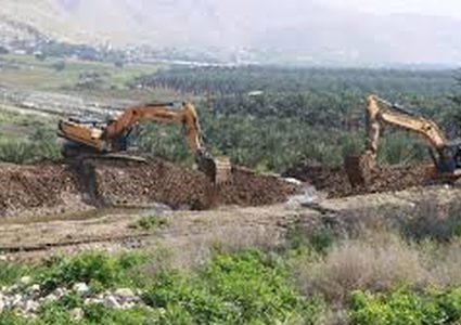 مستوطنون يشقون طريقا استعماريا غرب بيت لحم