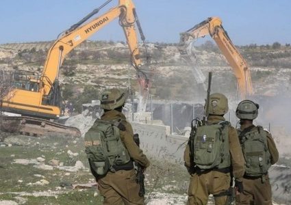 الاحتلال يهدم طابقا من منزل ومنشأة تجارية في رأس كركر شمال غرب رام الله