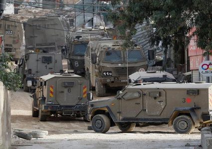 الاحتلال يقتحم طولكرم ومخيميها ويجرف شوارع