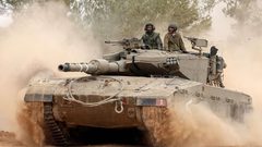 الدبابات الإسرائيلية تدوس على خط بايدن الأحمر.. والاحتجاجات تطوق عنقه