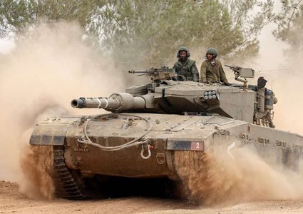 الدبابات الإسرائيلية تدوس على خط بايدن الأحمر.. والاحتجاجات تطوق عنقه