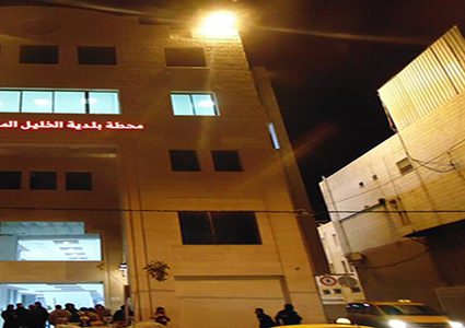 الاحتلال يغلق أبواب المبنى القديم لبلدية الخليل مهيدا للاستيلاء عليه