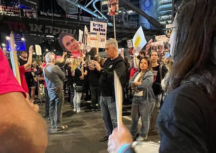 تغطية صحفية: مستوطنون يتظاهرون أمام وزارة الحرب في "تل أبيب" للمطالبة إبرام صفقة تبادل للأسرى المحتجزين لدى المقاومة في غزة