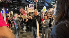 تغطية صحفية: مستوطنون يتظاهرون أمام وزارة الحرب في "تل أبيب" للمطالبة إبرام صفقة تبادل للأسرى المحتجزين لدى المقاومة في غزة