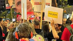 تغطية صحفية: مستوطنون يتظاهرون أمام وزارة الحرب في "تل أبيب" للمطالبة إبرام صفقة تبادل للأسرى المحتجزين لدى المقاومة في غزة