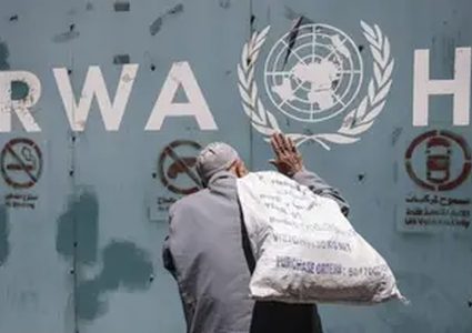 مستوطنون يحرقون أشجارا في محيط مقر "الأونروا" بالقدس المحتلة