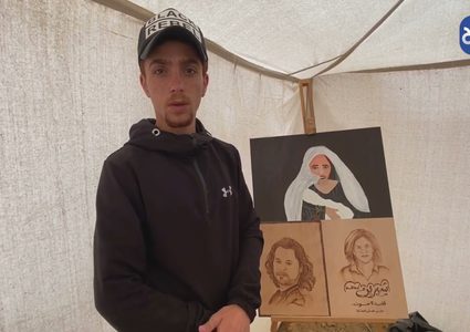 خيمة نزوح تحتضن أحلام أطفال في تعلم الرسم بدير البلح