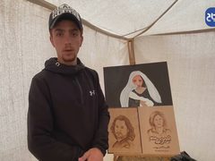 خيمة نزوح تحتضن أحلام أطفال في تعلم الرسم بدير البلح