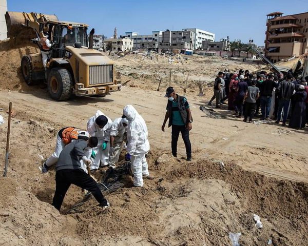 العثور على 80 جثمانا في 3 مقابر جماعية بمجمع الشفاء في مدينة غزة