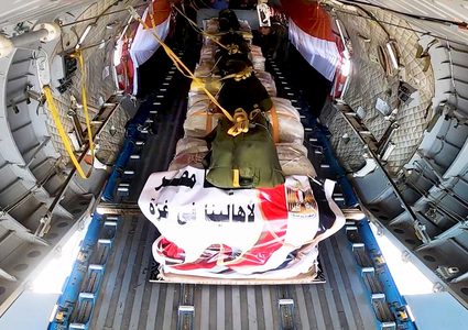 تنفيذ عملية إسقاط لأطنان من المساعدات فوق غزة