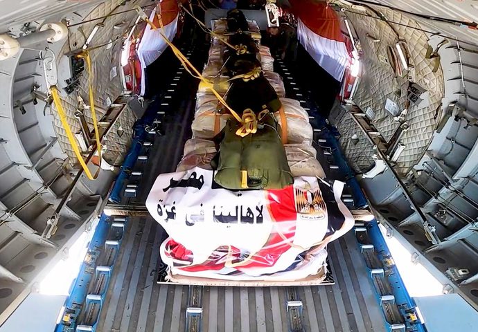 تنفيذ عملية إسقاط لأطنان من المساعدات فوق غزة