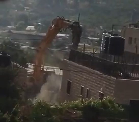 الاحتلال يهدم منزل الأسير نديم صبارنة في بلدة بيت أمر