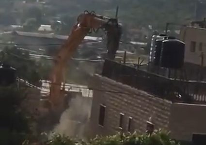 الاحتلال يهدم منزل الأسير نديم صبارنة في بلدة بيت أمر