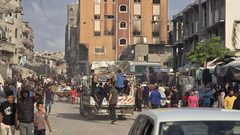 جيش الاحتلال يواصل تنفيذ جريمة التهجير القسري في شمال غزة بعد المجازر التي استهدفت عائلات داخل بيوتها.