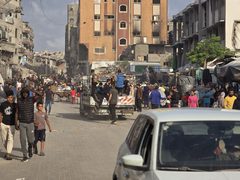 جيش الاحتلال يواصل تنفيذ جريمة التهجير القسري في شمال غزة بعد المجازر التي استهدفت عائلات داخل بيوتها.