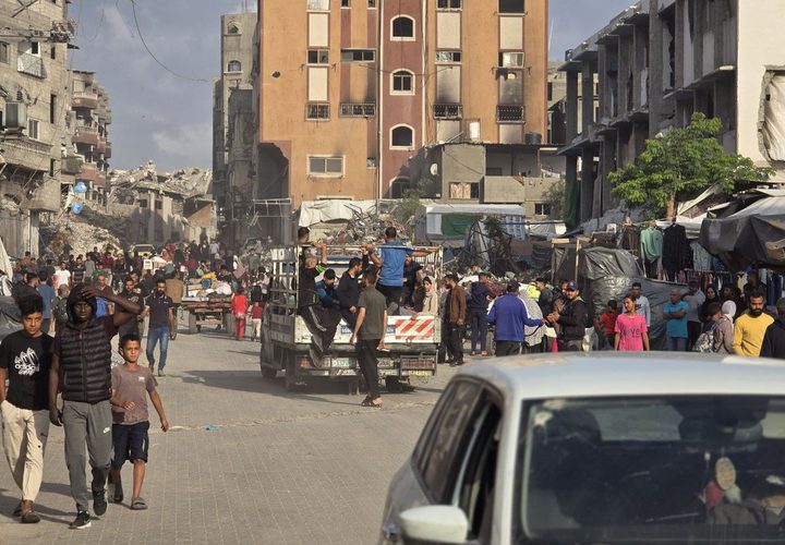 جيش الاحتلال يواصل تنفيذ جريمة التهجير القسري في شمال غزة بعد المجازر التي استهدفت عائلات داخل بيوتها.