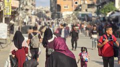 جيش الاحتلال يواصل تنفيذ جريمة التهجير القسري في شمال غزة بعد المجازر التي استهدفت عائلات داخل بيوتها.