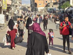 جيش الاحتلال يواصل تنفيذ جريمة التهجير القسري في شمال غزة بعد المجازر التي استهدفت عائلات داخل بيوتها.