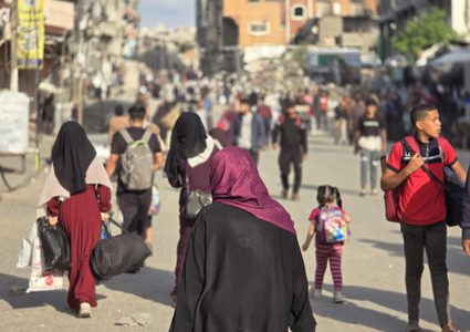 جيش الاحتلال يواصل تنفيذ جريمة التهجير القسري في شمال غزة بعد المجازر التي استهدفت عائلات داخل بيوتها.