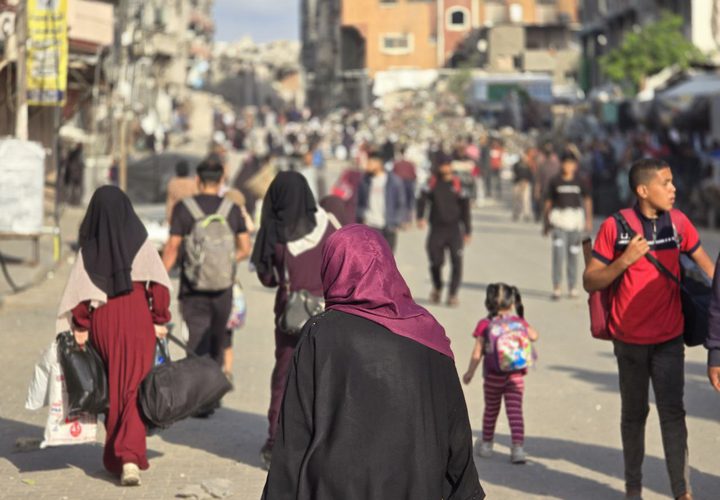 جيش الاحتلال يواصل تنفيذ جريمة التهجير القسري في شمال غزة بعد المجازر التي استهدفت عائلات داخل بيوتها.