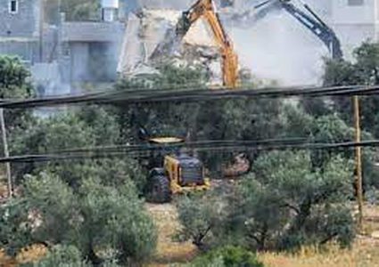 الاحتلال يهدم منزلين في بلدة عزون ويعتقل مواطنين