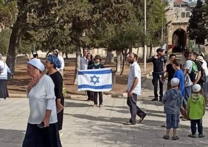 "العليا لشؤون الكنائس": رفع أعلام الاحتلال في باحات "الأقصى" اعتداء على مكانته