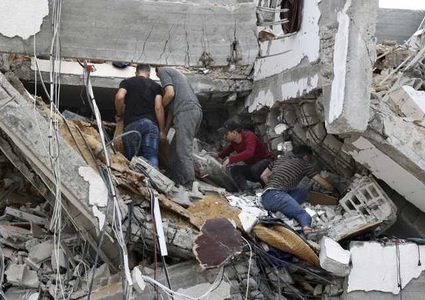 عشرات الشهداء والجرحى إثر قصف الاحتلال تجمعا للمواطنين بمدينة غزة